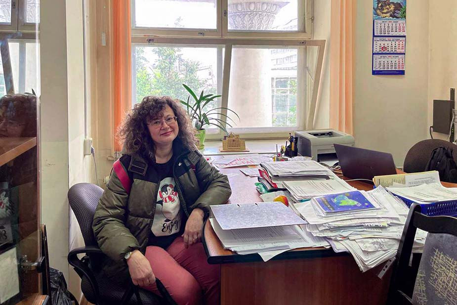 Ольга Назаренко в рабочем кабинете после обыска