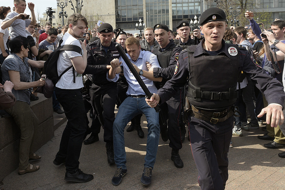 Задержание Навального на акции протеста 'Он нам не царь' на Пушкинской площади в Москве, 5 мая 2018 года