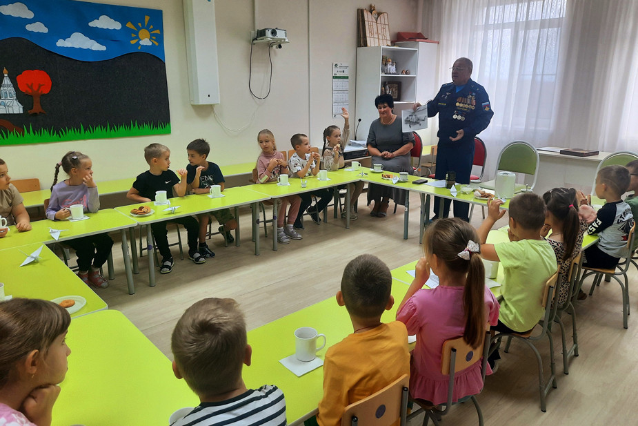 Ветеран войны в Афганистане на занятии с детьми в детском саду Курска, октябрь 2024 года. Фото: Детский сад № 20 Курска / VK