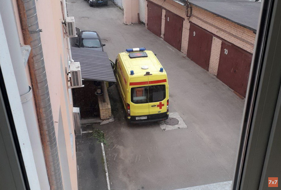 Скорая помощь во дворе Нижегородского районного суда