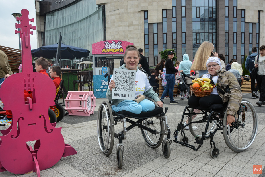 Воспитанники благотворительной организации «Квартал Луи» предлагают фрукты посетителям «ДжазМая»