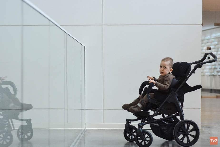 Миша Бахтин в специальной коляске. Фото «7х7»