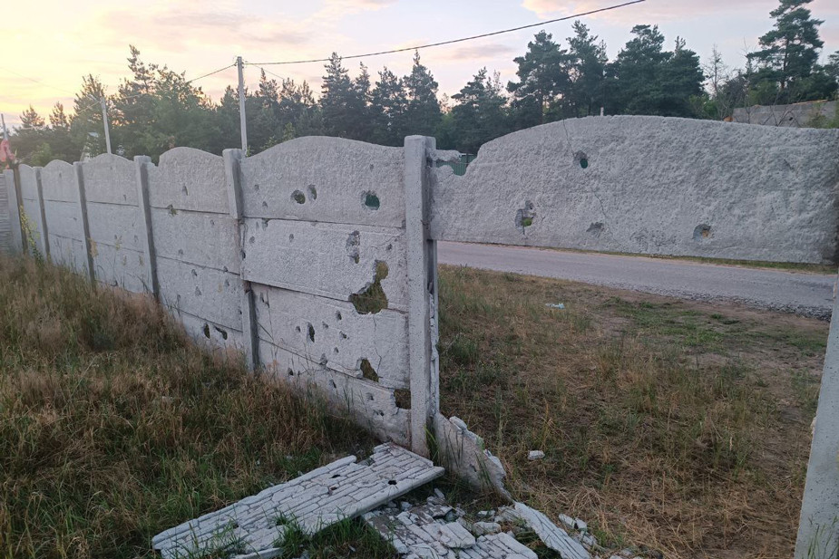 Пострадавший от обстрела дом на улице Волчанской