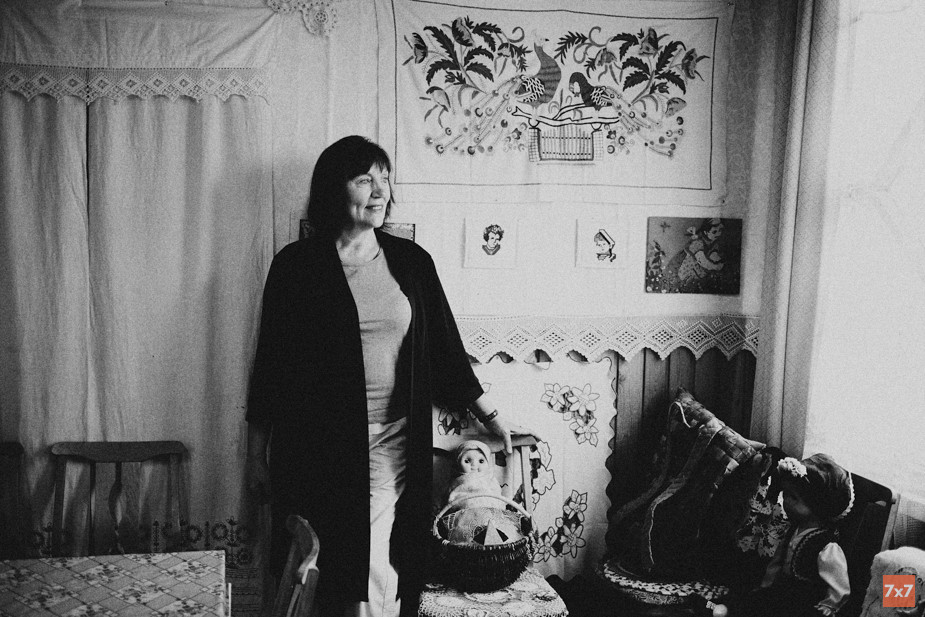 Библиотекарь Наталья в «волшебной комнате». Фото «7х7»