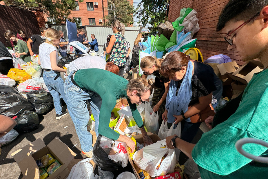 Сбор гуманитарной помощи для эвакуированных жителей приграничных районов Курской области, Курск, 8 августа 2024 года. Фото: Александр Черных / Коммерсантъ / Sipa USA / Vida Press
