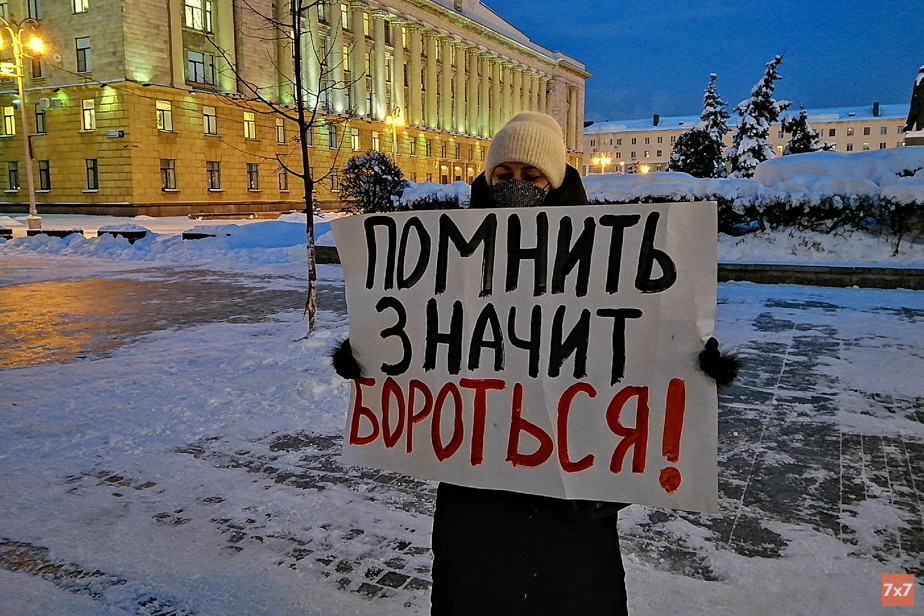 Елена Богатова у здания областного правительства, фото Евгения Малышева