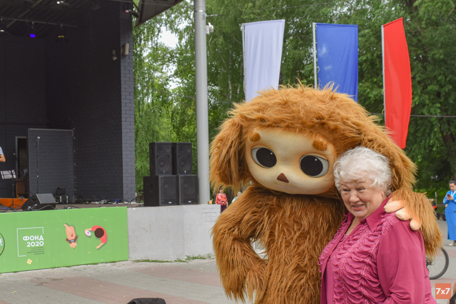 Ростовая кукла Чебурашка развлекала участников пикника. Фото «7х7»