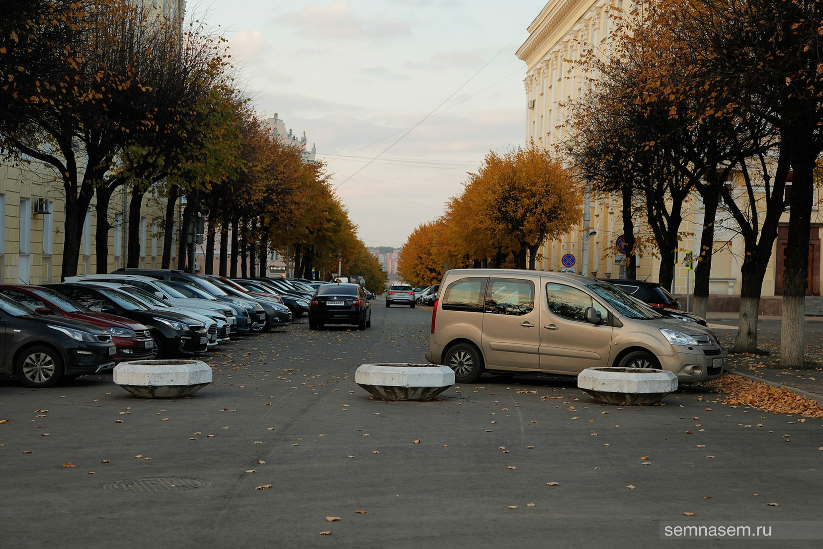 На месте вазонов был котлован, в котором нашли фундамент Ильинской церкви