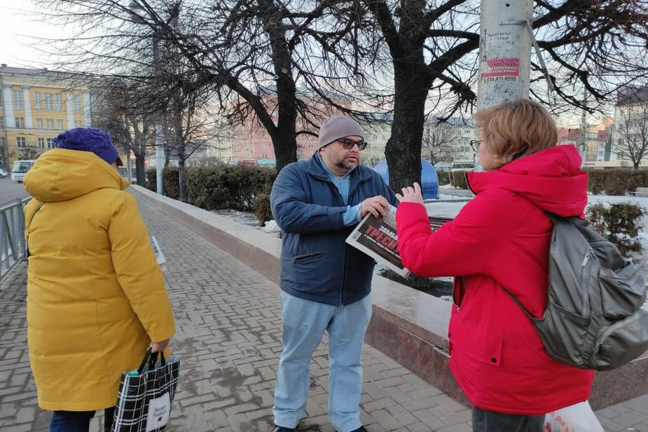 Главред рязанской «Новой газеты» бесплатно раздает выпуски, которые запретили продавать в киосках