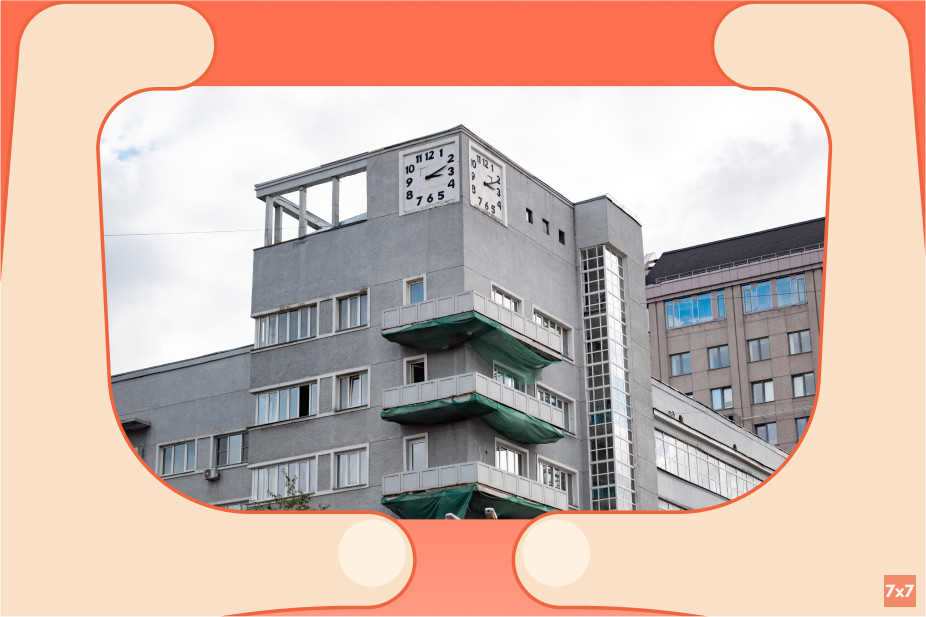 Конструктивистский дом с часами. Серый фасад когда-то был персиковым, а здание казалось огромным на фоне двухэтажного города. Фото Никиты Дюганова