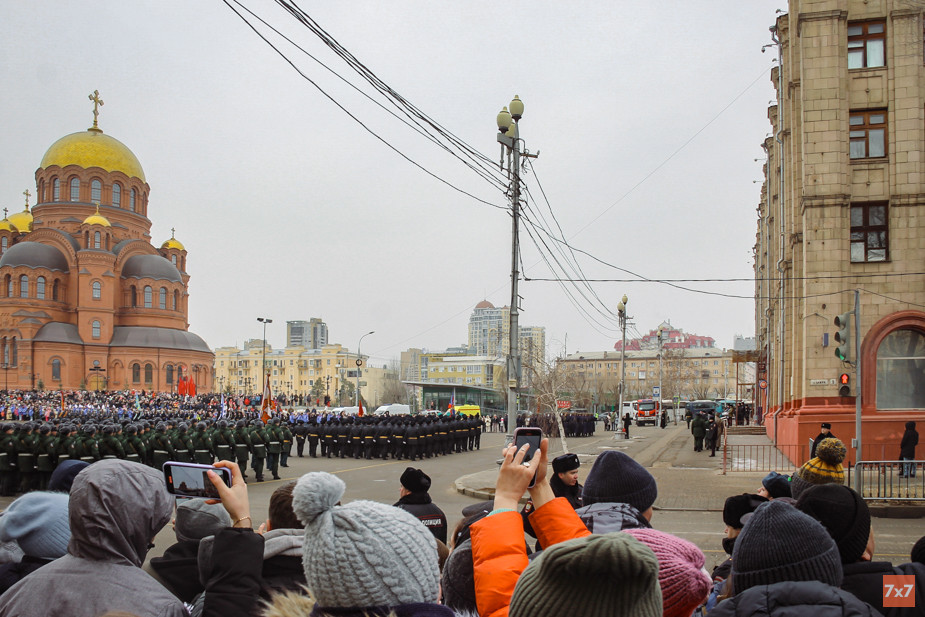 Волгоградцы из-за забора смотрели парад на площади Павших Бойцов