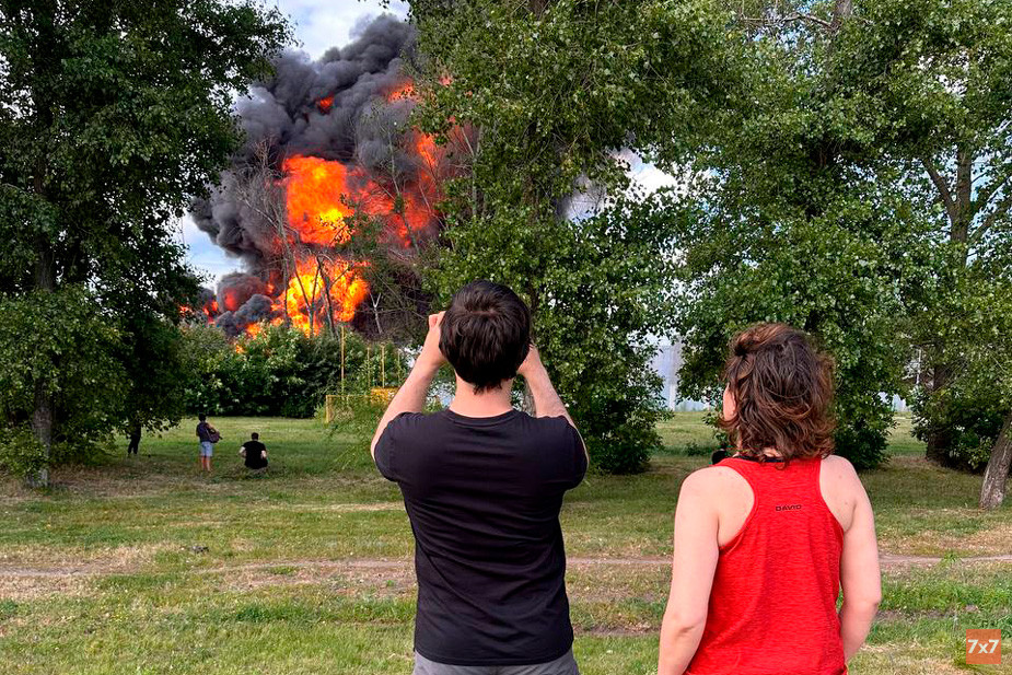 Воронежцы приехали смотреть на горящую нефтебазу. Фото «7х7»