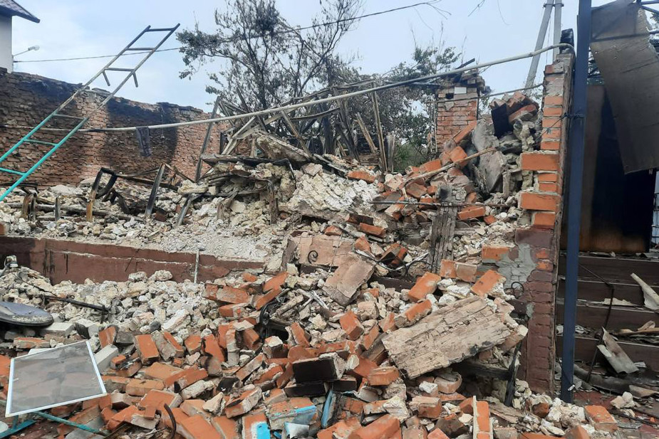 Хозяева этого дома уехали из села за несколько дней до того, как в него попал боевой снаряд