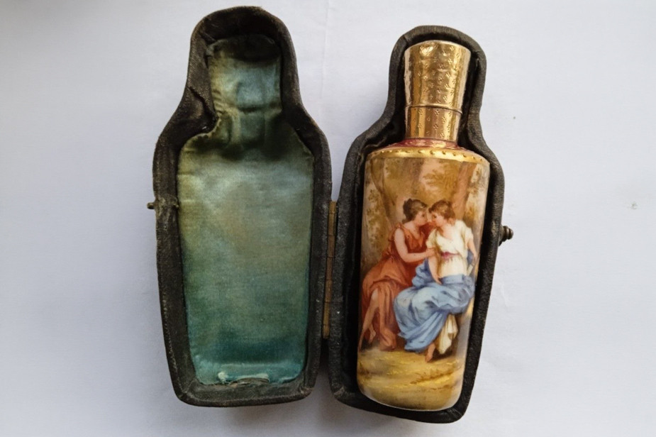 Флакон духов с изображением сцены соблазнения Каллисто. Фото из личного архива Петра Воскресенского