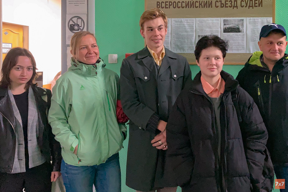 Группа поддержки Владимира Завьялова, пришедшая на заседание