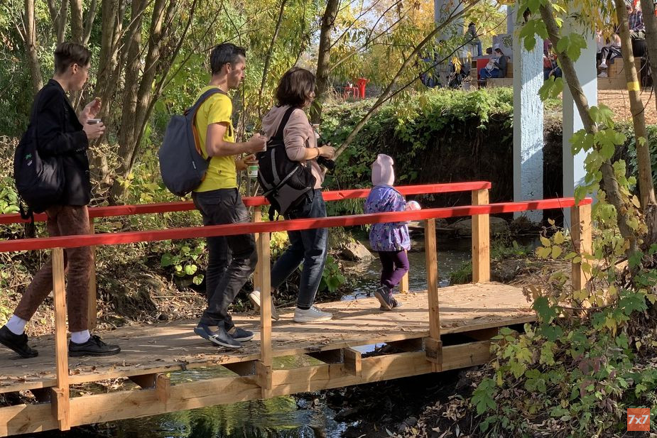 Мостик активисты построили на месте бревна, перекинутого через речку
