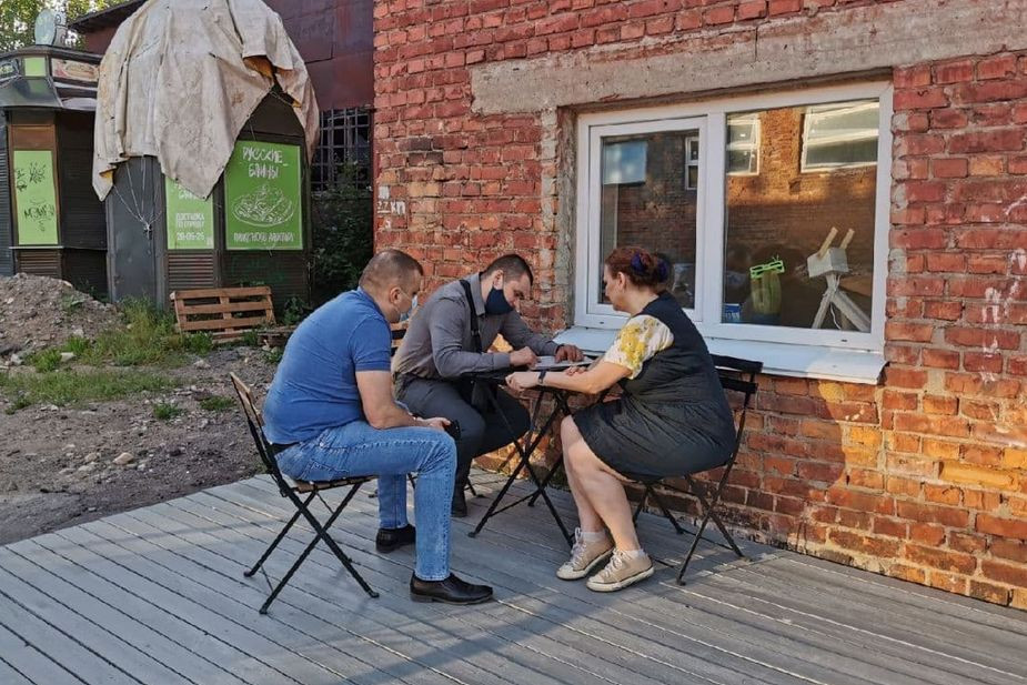 Полицейские опрашивают Наталью Ермолину во время лекций по секспросвету