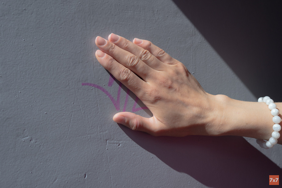 Анна прикрывает свежие надписи, первые после тотальной покраски стен