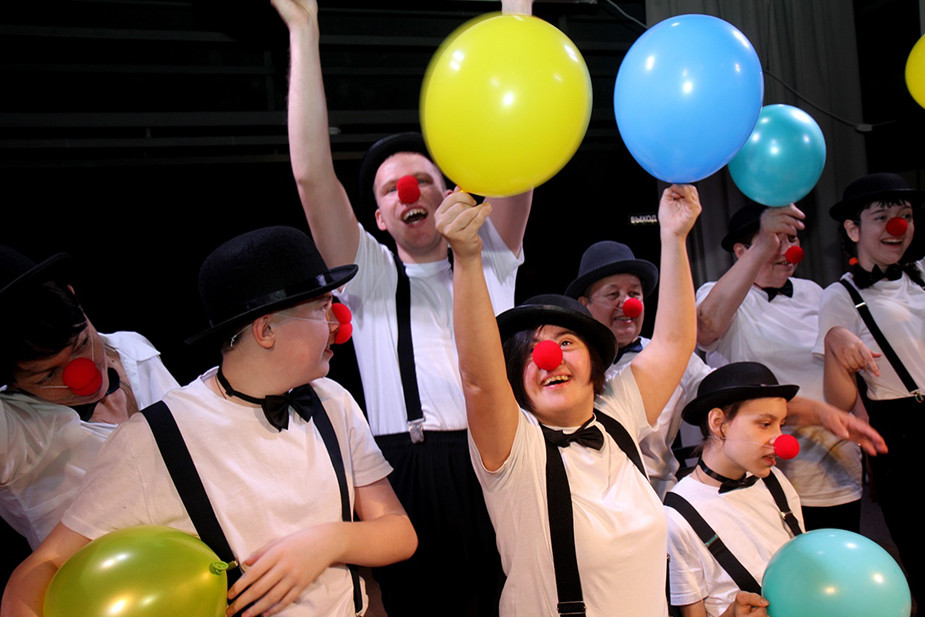 Участники спектакля «Летят по небу шарики»