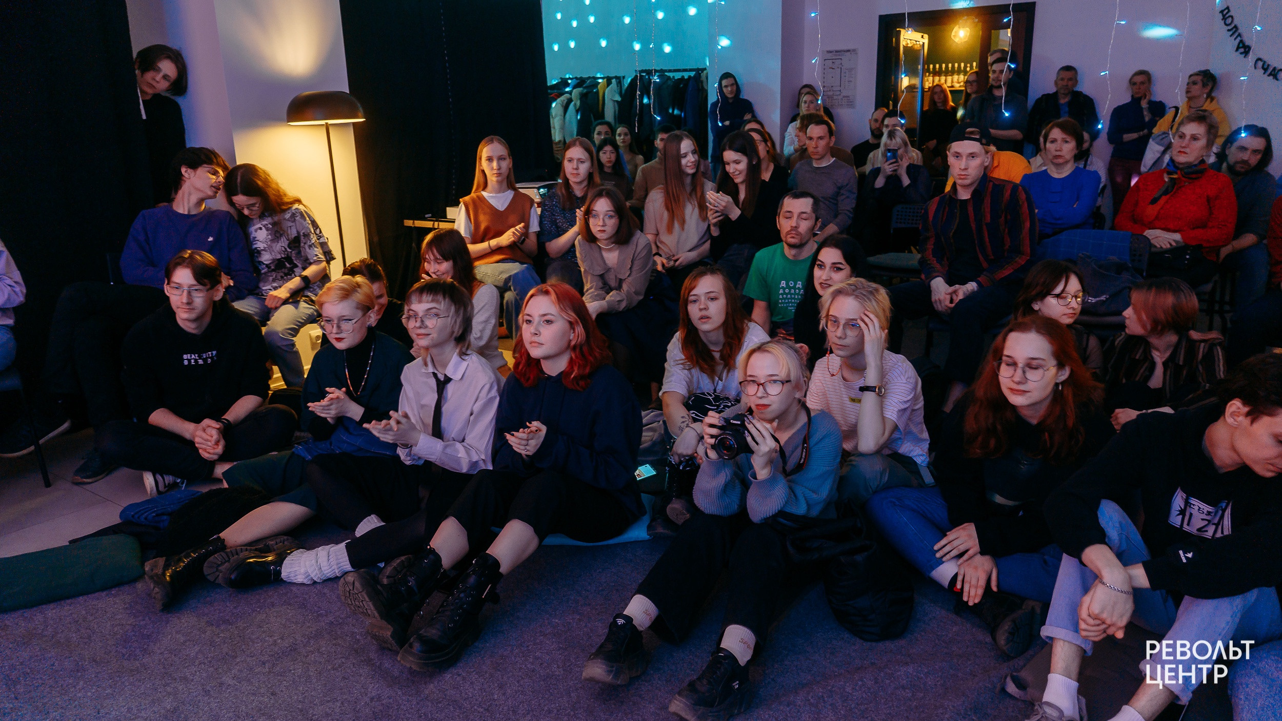 Музыкальный квартирник «Мирные песни» в Револьт-центре