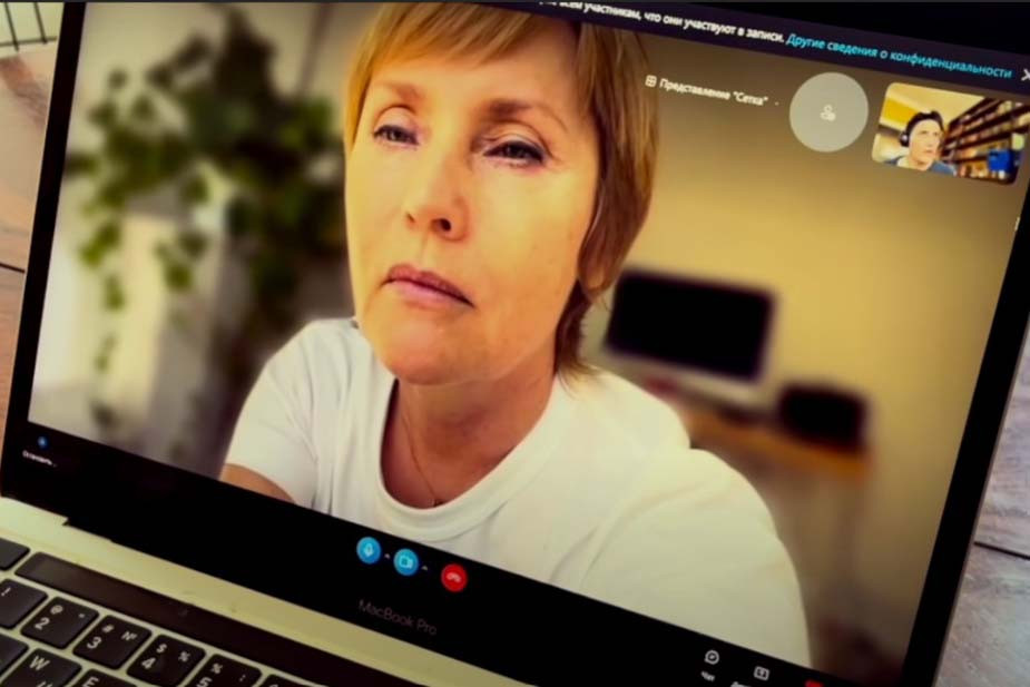 Жанна Агалакова работала на НТВ и Первом канале. После начала военных действий она уехала в Париж к семье, а в сентябре вернула государству свои награды