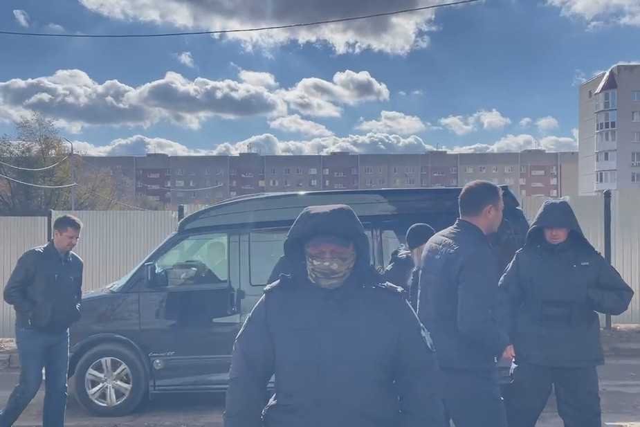 Полицейские, мешавшие активистам пройти на встречу с Вячеславом Володиным в парке «Территория детства», 23 октября 2025 года. Скриншот из видео: «Территория детства» / Telegram