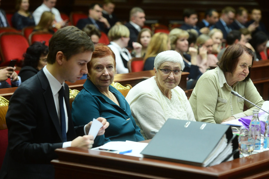 Оспаривание в Конституционном суде решения Госдумы о передаче полномочий в установлении компенсации регионам. Алиса Мейнссер посередине