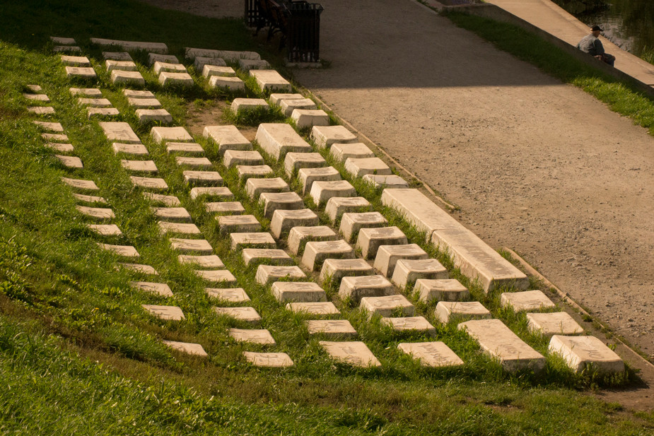 Памятник клавиатуре на набережной Исети