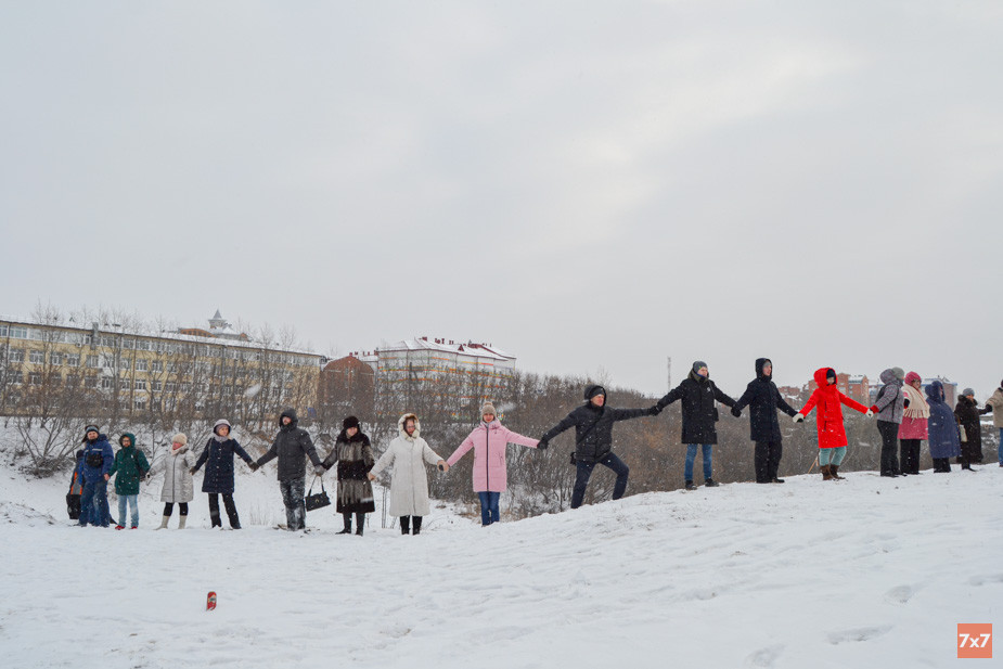 Жители Тюменской области выстроились в живую цепь в знак протеста против застройки лога реки Тюменки. Госзакупку в итоге отменили
