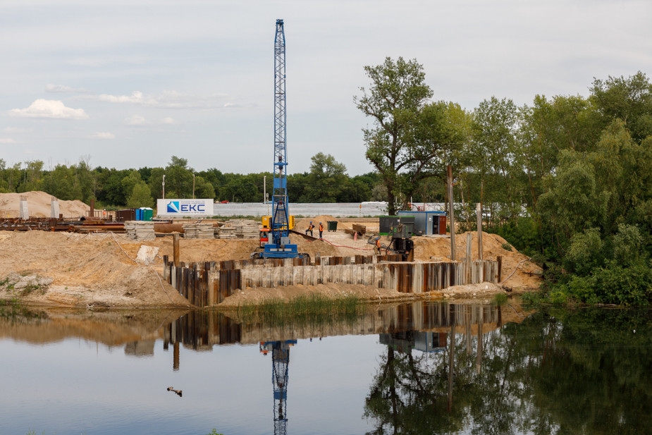 Строительная техника компании ЕКС на территории поймы