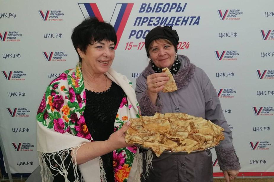 Члены УИК угощали блинами избирателей в Белгородской области. Фото: избирком Белгородской области / Telegram