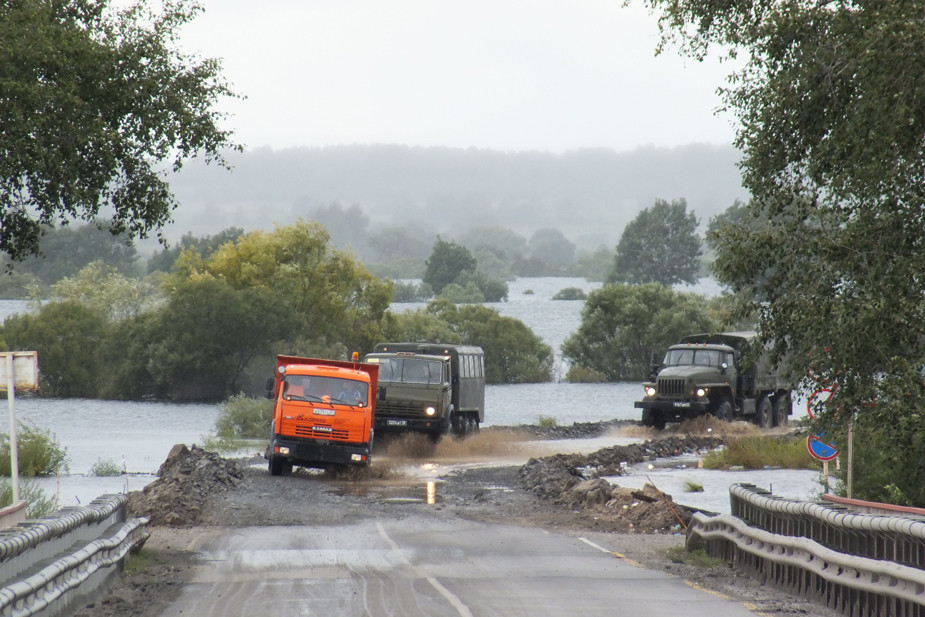 Затопленная автодорога Хабаровск — Комсомольск-на-Амуре, 1 сентября 2013 года. Фото: Andshel / Wikimedia (CC0 1.0)