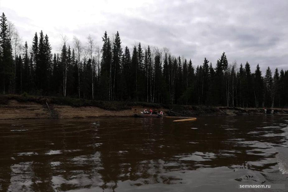 Oil gathering at the Kolva river’s mouth, morning of May 16, 2021
