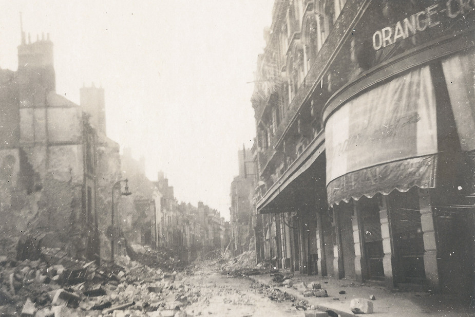 Надпись на обороте: ≪Орлеан 18.VI.1940≫. Центр города и другие кварталы подверглись сильным бомбардировкам немецкой авиации 15–16 июня 1940 г., пожары продолжались несколько дней