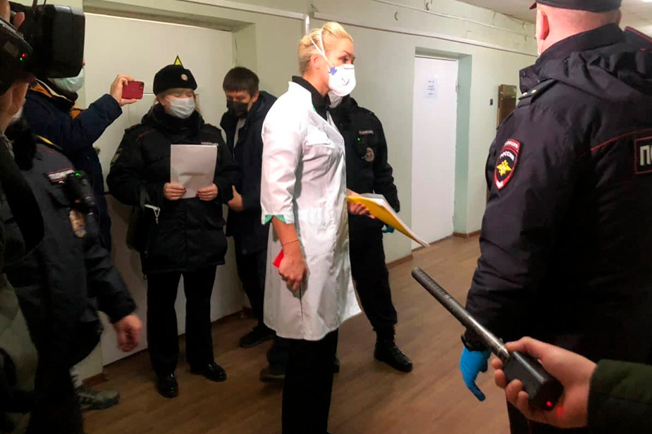 Руководитель 'Альянса врачей' Анастасия Васильева в роддоме во время визита полицейских