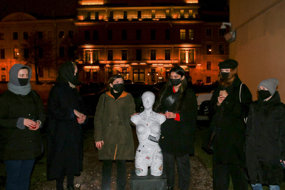 Тот самый памятник - манекен, обклеенный новостями о насилии над женщинами  Фото из личного архива