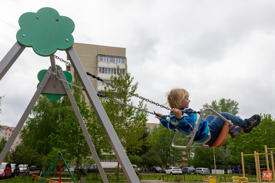 Андрей на качелях