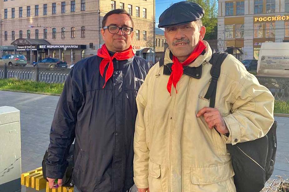 Дмитрий Силин (слева) на последней акции по раздаче книг в день столетнего юбилея пионерии