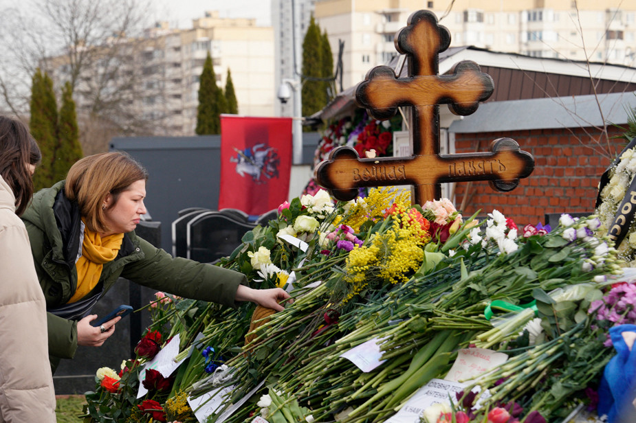 Люди возлагают цветы на могилу Алексея Навального в Москве, 8 марта 2024 года