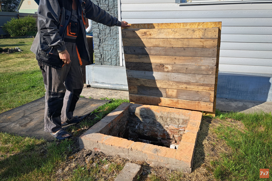 Many Ulus residents have wells, but not all of them. Photo 7x7