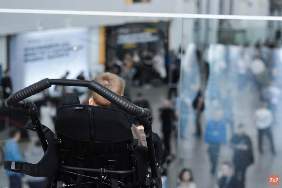 Миша Бахтин смотрит на прохожих