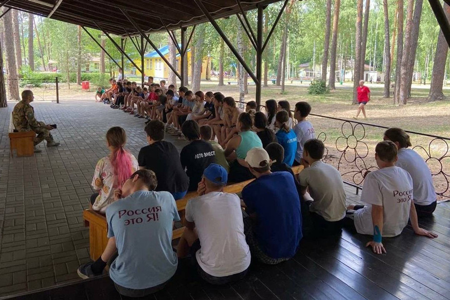 Встреча детей с участником войны в Украине Альфредом Хайбуллиным в казанском лагерь «Тасма». Фото: «Молодая Гвардия»