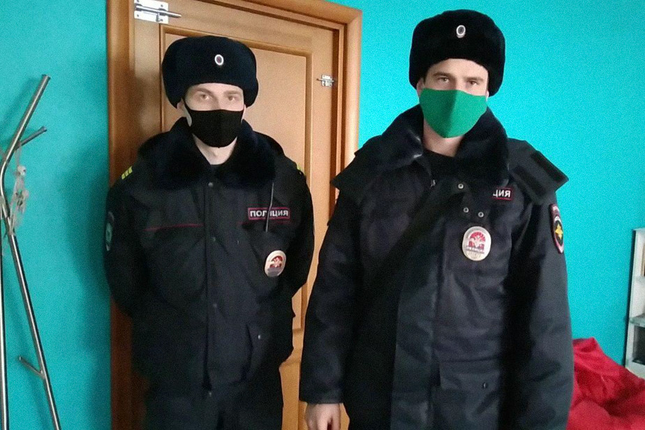 Полиция в офисе штаба Навального в Кемерове