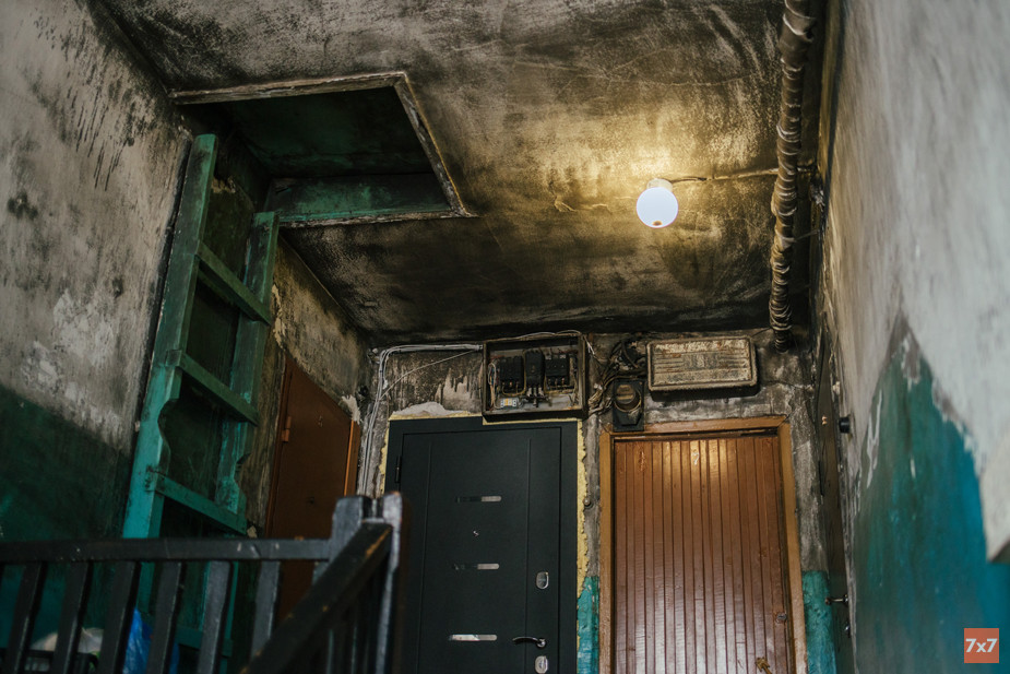 Закопченный потолок в подъезде Бориса и Карима. Фото «7х7»