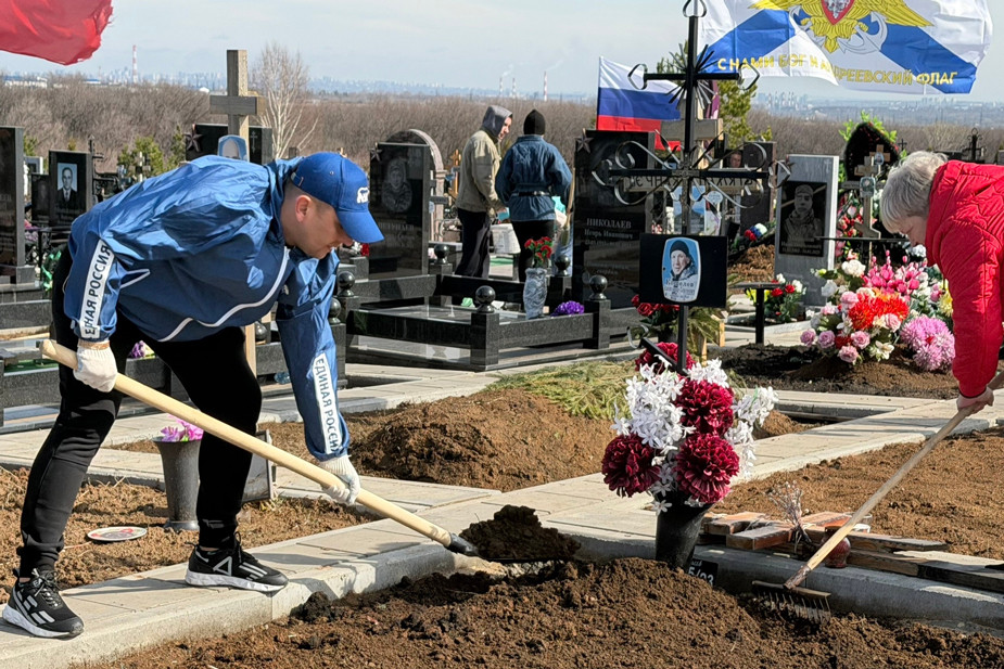 Члены семей участников российского вторжения в Украину во время субботника на территории квартала воинского захоронения, Новокуйбышевск, Самарская область, 4 апреля 2026 года. Фото: администрация Новокуйбышевска