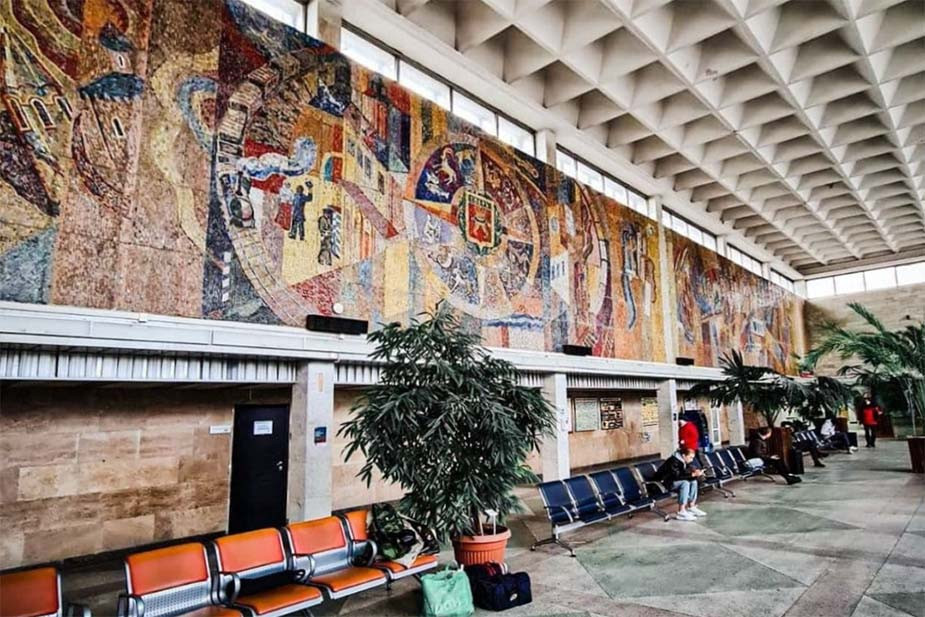 Мозаика на стене в здании вокзала