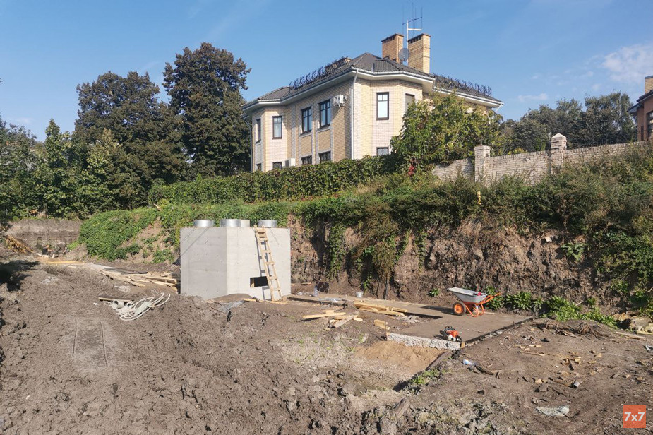 Участок раскопа, на котором началось строительство. Фото: «7х7»
