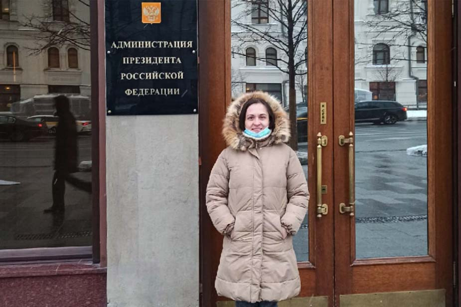 Активисты подают обращение в администрацию президента