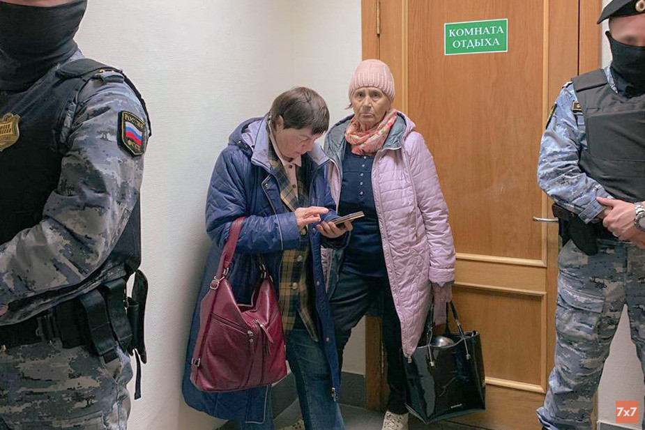 Члены народной дружины, которых пригласила полиция для охраны порядка в суде