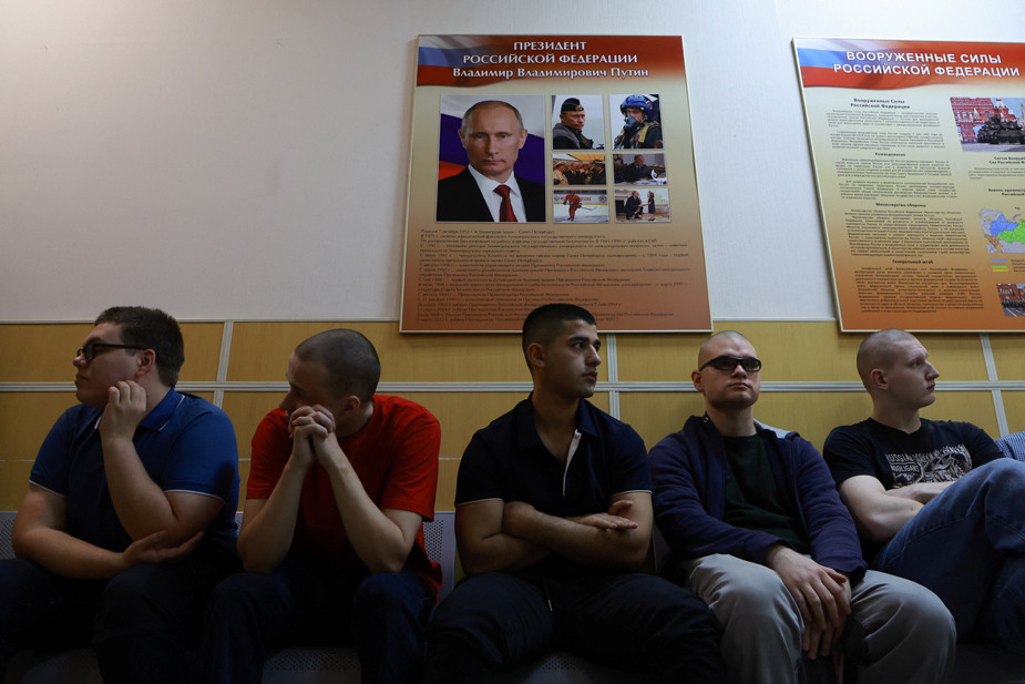 Призывники во время прохождения медицинской комиссии на сборном пункте в Санкт-Петербурге, 15 октября 2025 года. Фото: Антон Ваганов / Reuters